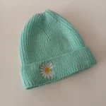 کلاه تک زنانه گل بابونه مدل بافتنی کد 52 - تصویر 2