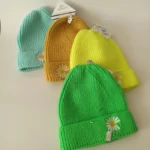 کلاه تک زنانه گل بابونه مدل بافتنی کد 52 - تصویر 5