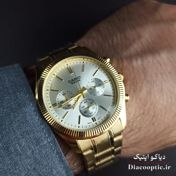 نورپردازی صفحه چند رنگ ساعت کاسیو DO1170 و کنتراست قاب طلایی