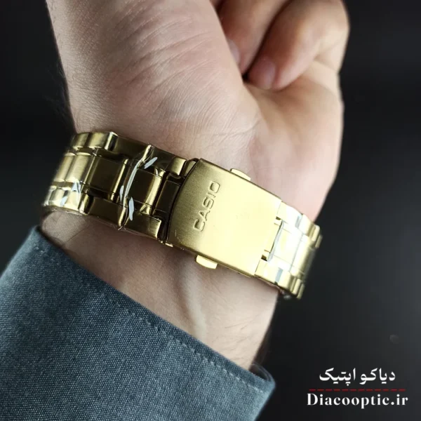 ساعت کاسیو DO1170 روی مچ دست آقایان مناسب استایل رسمی