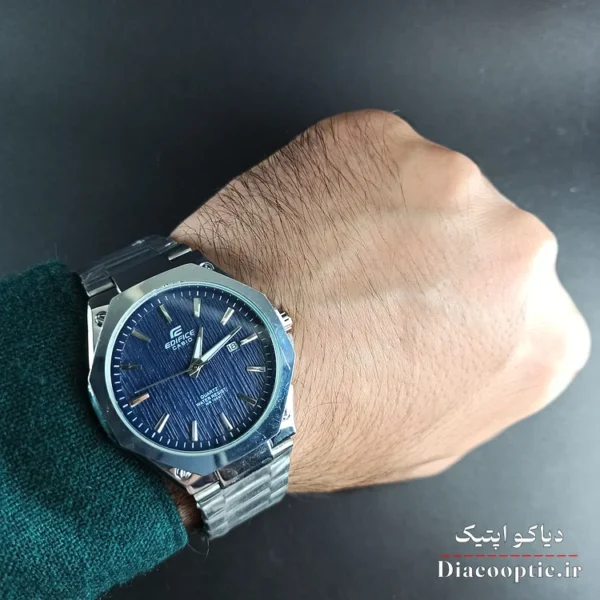 زاویه نزدیک از حک برند داخل صفحه ساعت مردانه چند ضلعی Do1248