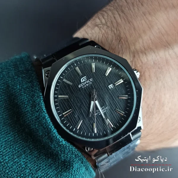 تصویر روی مچ دست ساعت مچی مردانه چند ضلعی کاسیو Do1248 مناسب استایل رسمی